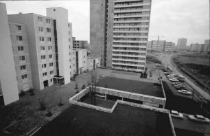 Freiburg; Weingarten: Parkdeck an Hochhäusern Krozinger Straße