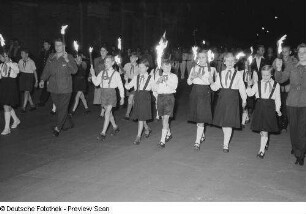 Pioniere mit Fackeln während einer Parade