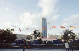 DDR. Berlin-Mitte, Alexanderplatz. Blick zum Interhotel Stadt Berlin (1967-1970; R. Korn)