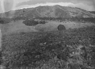 Landschaft mit Kibo : Blick über eine Ebene auf den verschneiten und wolkenverhangenen Kibo