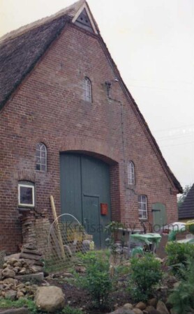 Vinzier: Schäferkamp 2: Kate mit Reetdach: Giebelseite Wirtschaftstrakt mit Scheunentor