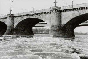 Marienbrücke (Straßenbrücke) : Eisgang auf der Elbe. Blick gegen Marienbrücken (Straßenbrücke und Eisenbahnbrücke)