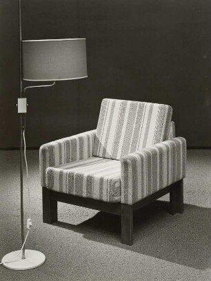 Stehlampe : Sessel (1975; VEB Polstermöbel Havelberg) und Stehlampe