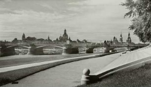 Blick auf Carolabrücke und Altstadt : Dresden, Blick von Neustädter Elbufer oberhalb der Carolabrücke auf die Altstadt