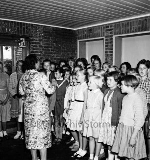 Volksschule: Schultwiete: Erweiterungsbau: Einweihung: Pausenhalle: Schulchor mit Liedvortrag