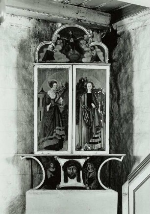 Schnitzaltar. Herzberg (Elster)-Frauenhorst, Dorfkirche : Schnitzaltar (Anfang 16. Jahrhundert), geschlossen. Altarflügel außen mit Hl. Barbara und Katharina. Holz, geschnitzt, bemalt. Herzberg (Elster)-Frauenhorst, Dorfkirche