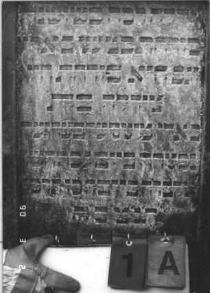 Grabstein 1 (Index: 99608685) Material: Sandstein Zustand: gut Maße HxBxT: 121x60x13 cm Beschreibung: Stele auf Sockel, überstehender Spitzgiebel, vertiefter Textteil: Grabstein 1A