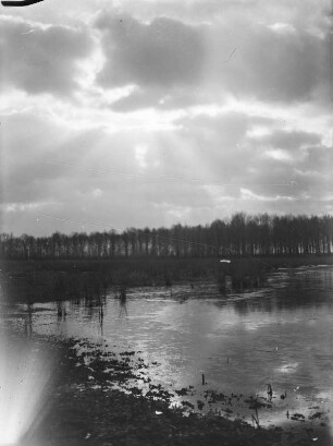 Landschaft mit See : Unbekannter Ort. Landschaft mit See, am Himmel Schicht-Haufenwolken (Stratocumulus)