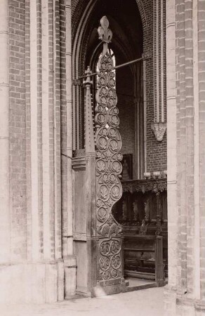 Bad Doberan, ehemalige Klosterkirche, Inneres, Wange des Chorgestühls auf der Südseite