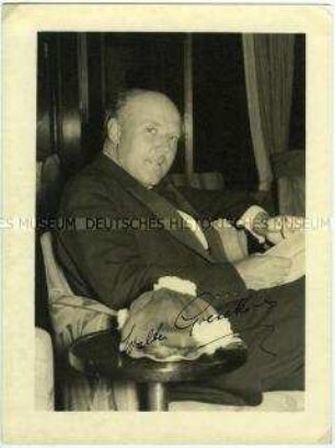 Pianist Walter Gieseking in der Bibliothek des Hochseepassagierdampfers "Bremen", mit Autograph