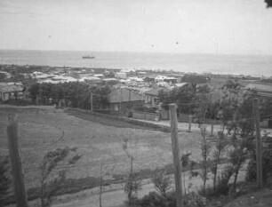 Stadtteilansicht von Maoka : Blick vom Maoka-Schrein zur Newelskoi-Bucht des Japanischen Meeres