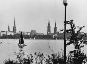 Hamburg-Uhlenhorst. Die Innenstadt von der "Schönen Aussicht" an der Alster aus gesehen. Man sieht die markanten Türme der Hauptkirchen St. Michaelis, St. Petri und St. Nikolai und des Rathauses der Freien- und Hansestadt. Aufgenommen 1964