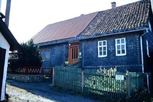 Bauernhaus, eine Hälfte saniert