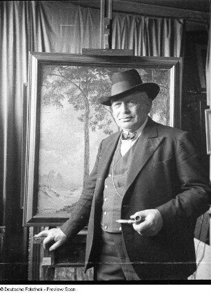 Der Maler Karl Quarck in seinem Atelier, Marsdorfer Str. 5, vor der Staffelei