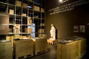 Blick in den Ausstellungsbereich "Entdeckung einer Metropole" der Sonderausstellung "Pergamon - Panorama der antiken Metroploe (30.09.2011 - 30.09. 2012)