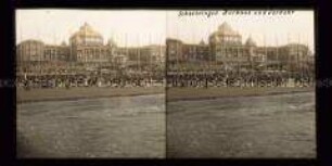 Blick über belebten Strand auf das Kurhaus, Scheveningen, Den Haag