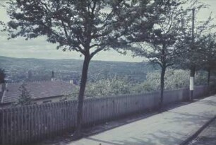 Deutschland. Straße oberhalb einer Stadt