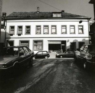 Auerbach, Friedensstraße 24. Wohnhaus mit Ladeneinbau. Straßenfront