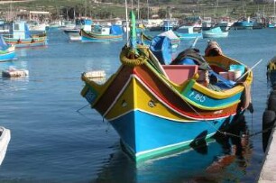 Farbiges Fischerboot in Marsaxlokk