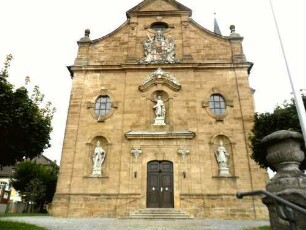 Langhaus (Barocker Neubau 18 Jh in Nord-Süd Richtung auf Ottonisch-Gotischem Vorgänger) über Giebelseite mit Fürstbischöflich-Bamberger Wappen und figürlichem Schmuck