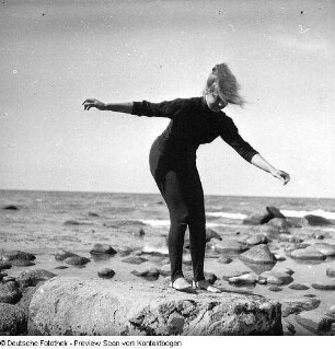 Ostsee; Gisela mit Reifen, beim Sprung