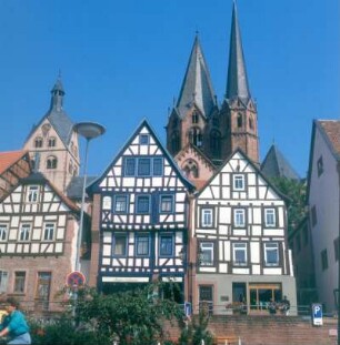 Gelnhausen, Untermarkt. Blick über Fachwerkhäuser gegen die Türme der Marienkirche