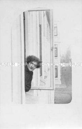 Florentine Fleischhut, aus dem Fenster schauend