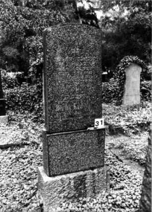 Grabstein 31 (Index: 100106149) Material: Granit Zustand: gut Maße HxBxT: 189x61x21 cm Beschreibung: Stele, doppelter Sockel, Segmentbogenabschluß Symbolik: eingemeißelte Ornamentik, Davidstern im Sockel Besonderheit: Doppelgrab für Eheleute: Grabstein 31