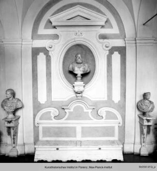 Ausgestaltung der Loggia : Ädikula