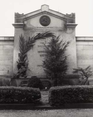 Wandgrabmal für den Verlagsbuchhändler Hermann Julius Meyer (gest. 1909)