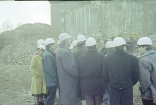 v Personengruppe, h Kopfbau, von NO