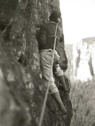 Sächsische Schweiz. Rathener Felsgebiet, Talwächter. K. Gonda im Quergang der NO-Wand (VII b)