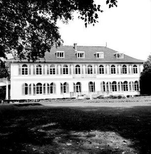 Victor-Gollancz-Haus für Jugendarbeit [ehemalige Villa Dobbertin]: Goetheallee: Fortbildungs- und Begegnungsstätte der Jugendbehörde Hamburg vor Fertigstellung nach Umbau: vorn Grünanlage