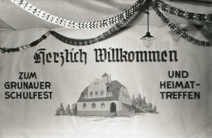 Niederstriegis-Grunau. Schule Grunau. Aula mit Wanddekoration zum Schul- und Heimatfest