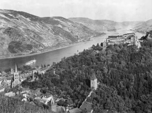 Blick von Nordwesten auf Bacharach mit Steeger Tal, St. Peter, Wernerkapelle, Liebesturm und Burg Stahleck