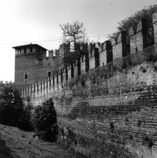 Verona. Stadtmauer. Blick zum Castelvecchio