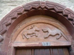 Eichel-Langhaus im Norden - Romanisches Portal mit ornamentiertem Gewändebogen (Zackenfries) und Tympanon (restauriert nach Originalvorlage)