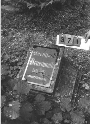 Grabstein 371 (Index: 99787562) Material: ? und ? Zustand: Textplatte zerbrochen Maße HxBxT: 60x69x61 cm: Grabstein 371