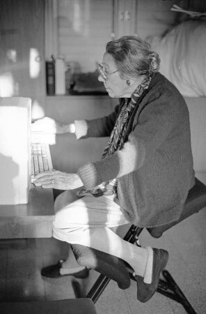 Tamara Silber, Leiterin der Kibbuz-Bibliothek, am Computer sitzend, En Charod