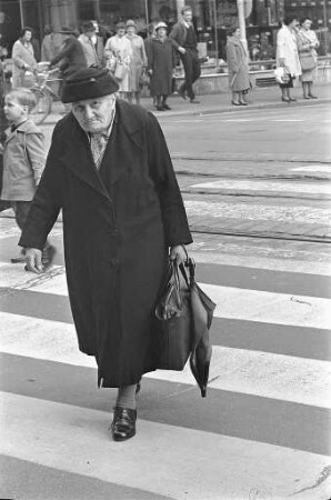 Fußgänger im Straßenverkehr der Großstadt.