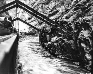 Der Arkansas River : Eine Eisenbahntrasse parallel zum Arkansas River verlaufend.