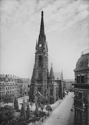 Martin-Luther-Platz. Ansicht von Westen