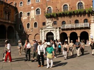 Verona. Japanische Touristen auf der Piazza dei Signori