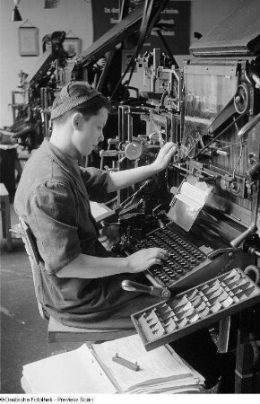 Lehrling an einer Druckmaschine