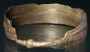 Fragment eines gegossenen, mit länglichen Rippen verzierten Armrings