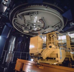 Kernforschungszentrum Karlsruhe. Beladung eines Reaktor-Cores mit Kernbrennstoff.