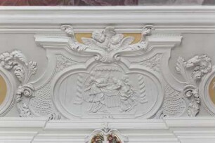 Decke der Schlosskapelle — Vier Stuckreliefs mit biblischen Szenen — Die Beschneidung des Christuskindes im Tempel