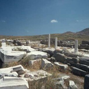 Delos. Naxierhalle. Naxische Statuenbasis, 6. Jh. v. Chr., und Naxierhalle, Anfang 6. Jh. v. Chr.