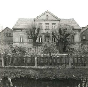 Daubitz (Rietschen-Daubitz), Dorfstraße 42. Gutshof. Gutshaus. Straßenfront mit Vorgarten und Einfriedung