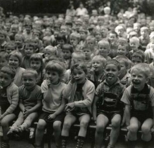 Vorschulkinder als Publikum des Puppenspielers Carl Schröder